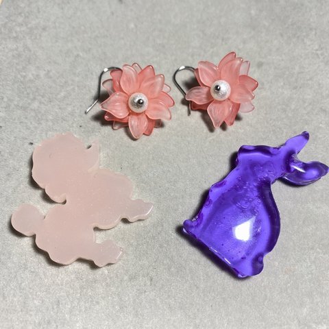 ピンク系の花柄ピアス