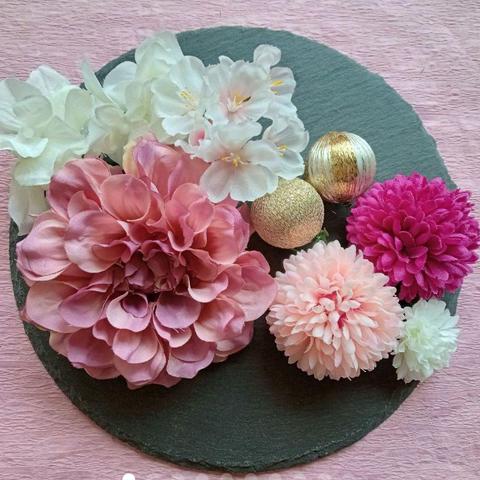 モーブピンクダリアにピンクとバイオレットのピンポンマムと和玉に桜舞う髪飾り