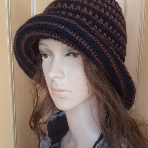 110☆ツートンカラーのコサージュ付のオシャレな帽子(ブラックENDブラウン)