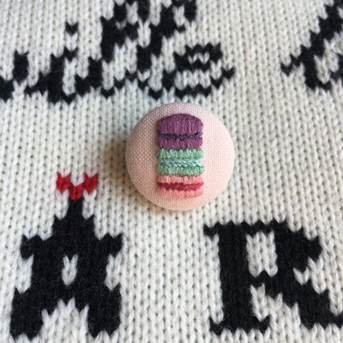 「Paris(パリ)のスイーツ(お菓子)・マカロン♪」くるみボタン刺繍ブローチ