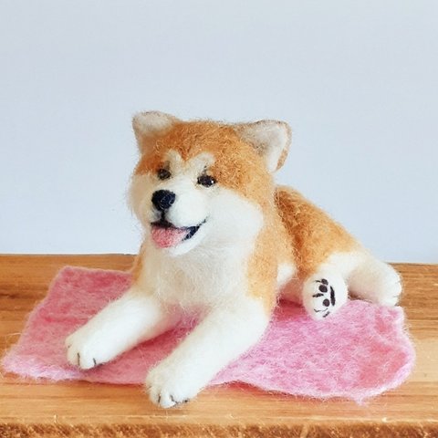 羊毛フェルトの秋田犬