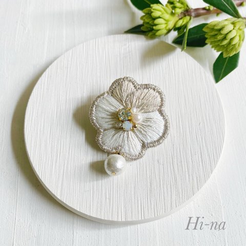 母の日ギフトに⭐︎「Viola」ビオラビジュー刺繍ブローチ　ベージュ　