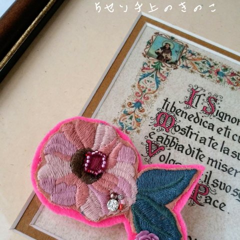 お花の刺繍ブローチ