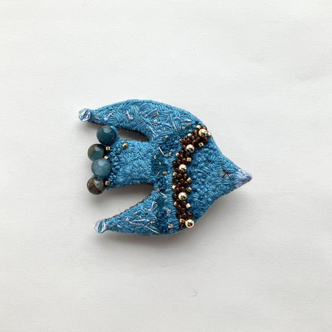 "蒼い風の鳥" 刺繍鳥ブローチ　鳥モチーフ　青い鳥　