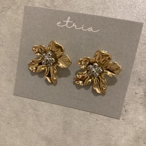 お花ピアス