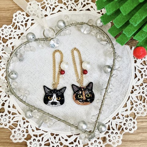 大パールと赤いビジューの猫さん刺繍のバッグチャーム✩.*˚