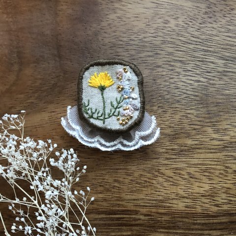 刺繍》strong flower（黄&焦げ茶）