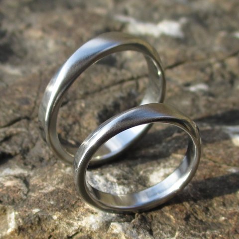 【金属アレルギー対応】 ２つのリングは相似形・ハフニウムの結婚指輪