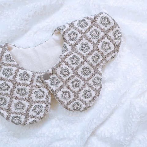 fleurs plaid pattern bib / お花の格子柄スタイ　はなびらスタイ　出産祝い、プレゼントにも♡︎   シンプル　フランス生地