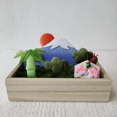 ちりめん細工  富士山と松竹梅の飾り　置き物