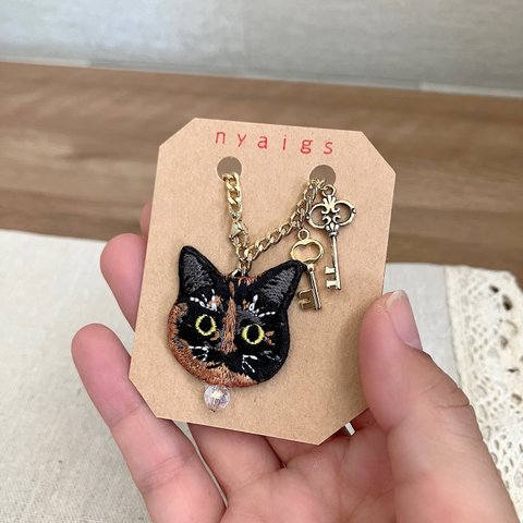 2つの鍵﻿と猫さん刺繍のバッグチャーム✩.*˚