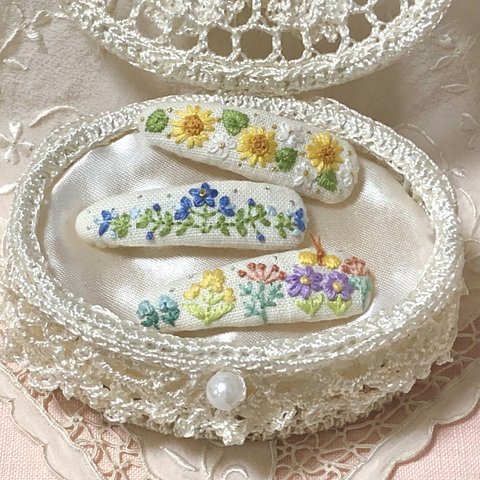 ひまわり・青いお花・お花畑と蝶々の手刺繍「パッチン留め」