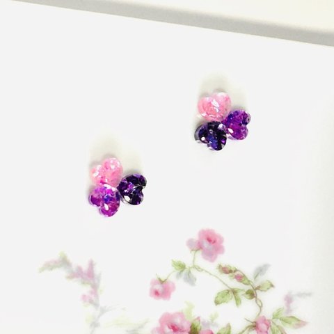 ピンクとパープルの螺鈿の花のピアスイヤリング【1420】透明　夏