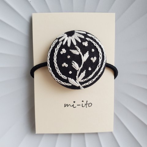 刺繍ヘアゴム or ブローチ🌷　no.1395　 くるみボタン　💛送料無料💛　