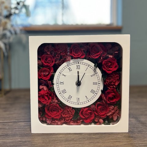 【送料無料】プリザーブドフラワーのお花がいっぱい詰まった可愛い時計♡ プリザーブドフラワー　時計　赤　花時計　フラワー時計　プリザーブドフラワー時計　バラ　薔薇　赤バラ　インテリア
