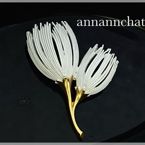 【ビンテージ 　白い花　エナメル　ゴールド　の　ブローチ】アメリカ製 　入学式