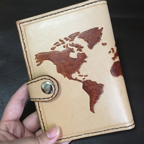 ワールドマップのイラスト入りパスポートケース（送料無料）