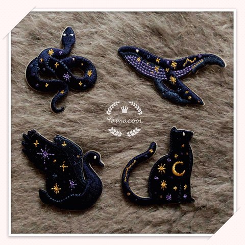 YX13 スマホ／手帳シール//刺繍アイロンワッペン　4枚分　ヘビ　ねこ　クジラ　黒鳥　夜空