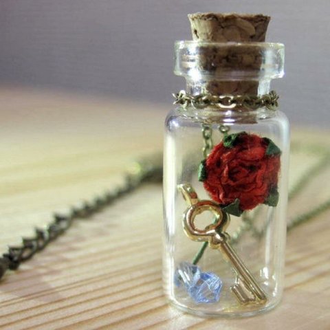 不思議の国のアリスの薔薇の小瓶ネックレス