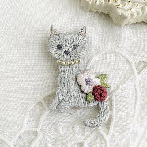 ［受注制作］おめかし猫の刺繍ブローチ＊グレー