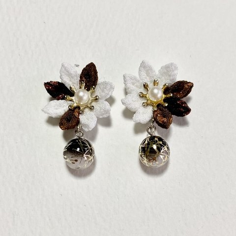 小さなお花 黒紅 つまみ細工 イヤリング ピアス