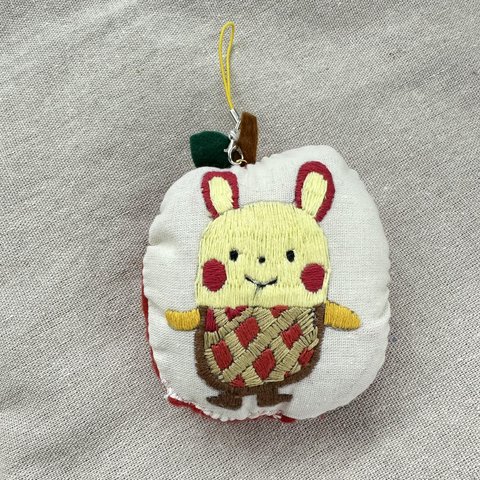 アップルパイのうさぎの刺繍ストラップ