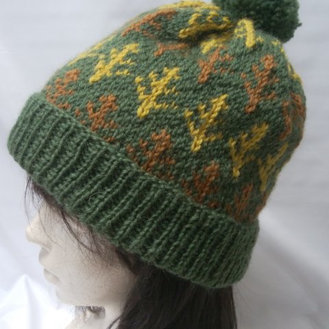秋の木立模様の編み込み帽子
