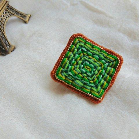 緑色のライン 手刺繍 ブローチ スクエア 四角 送料無料