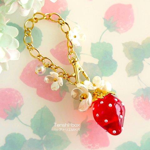 最新作・選べる長さ【 苺のバッグチャーム（ パール ）】～ sweet strawberry・バッグのためのアクセサリー シリーズ ～