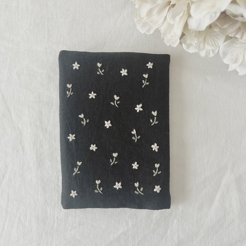 【完成品】小花刺繍の文庫本ブックカバー　ブラック　A6　リネン