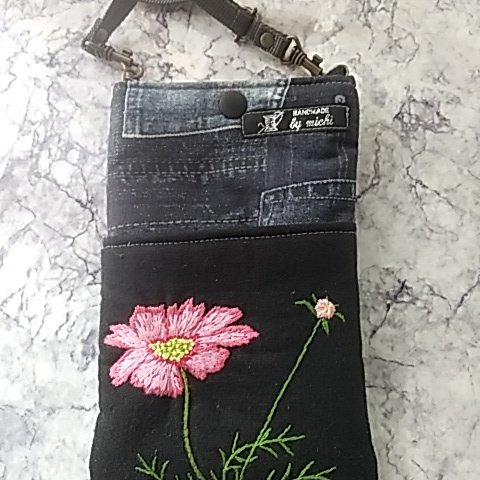 コスモスの手刺繍のスマホショルダー