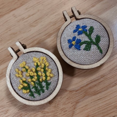 小さな刺繍枠ブローチ