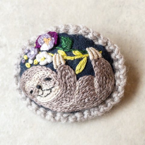 ふっくら ナマケモノとパンジーの花束の刺繍ブローチ