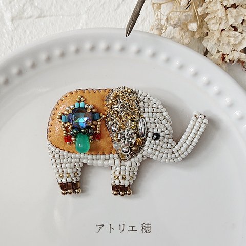 アジアンな白象ブローチ⋆*(大) ビーズ刺繍 ビジュー アンティーク調  帯留め 一点物 動物 アクセサリー