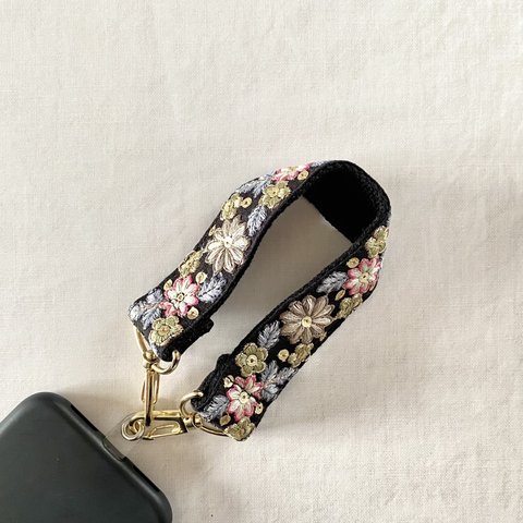 インド刺繍リボン スマホストラップ ハンドストラップ ショートストラップ ブラックグレー