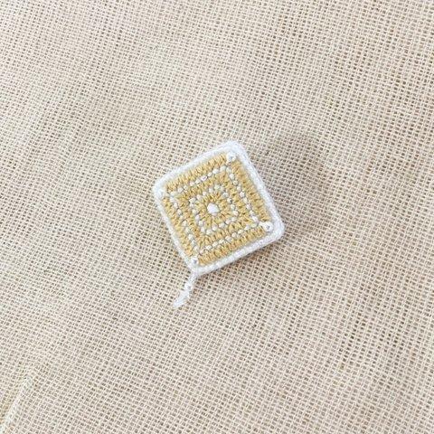 刺繍とビーズのブローチ・オークル