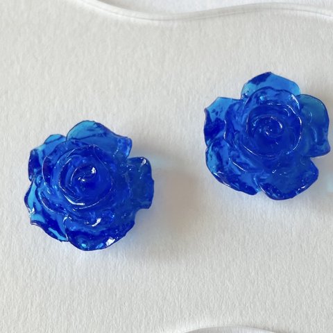 青い薔薇のイヤリング／ピアス　揺れない　レジン