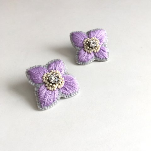 ボタニカル刺繍ピアス "Anemone"／LAVENDER《Lustrini》