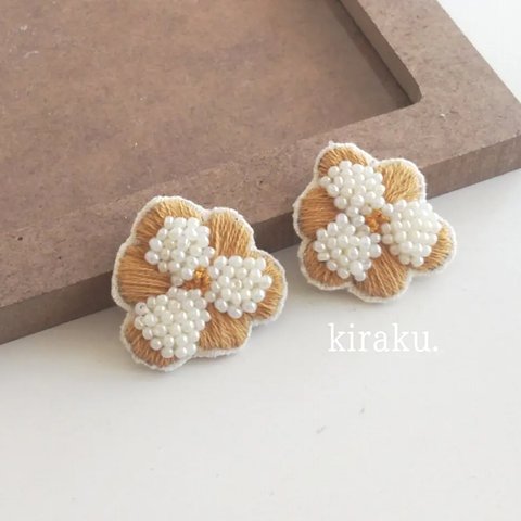 花の刺繍イヤリングorピアス　ベージュ