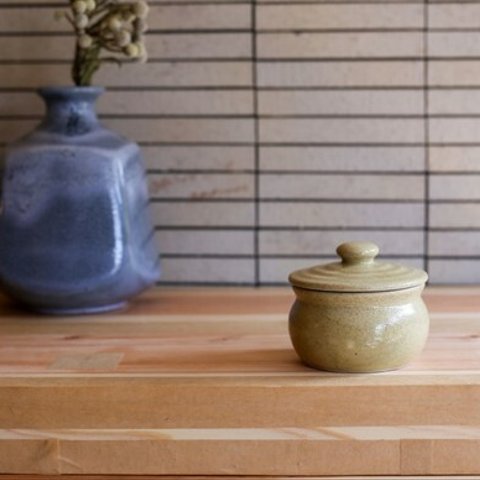 1600年創業 13代目職人 加藤さんのつくる甕（かめ）1合・ベージュ（蓋物・漬物入れ・調味料入れ）梅干し約7個ほど入ります 