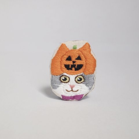 猫の手刺繍ブローチ カボチャをかぶったハロウィン猫