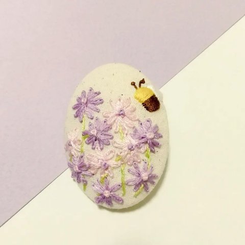 ハチと紫色の花畑 刺繍ブローチ