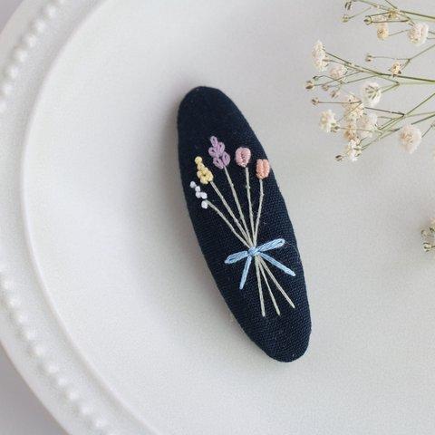 秋冬限定　花束刺繍のパッチンピン　ネイビー（大）7cm　