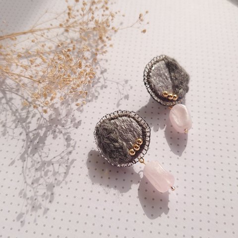 刺繍とウールのニットピアス