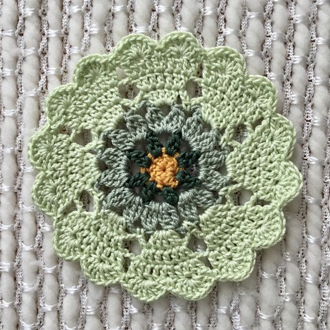 ハートドイリー(直径9.5 cm)、緑のハートフラワードイリー、Crochet heart flower doily in greens with gold center