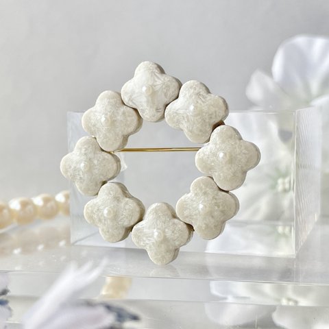 ”結晶ホワイト小花のリースブローチ” 美濃焼 パールホワイト　母の日　ギフト 入学式 結婚式 フォーマル