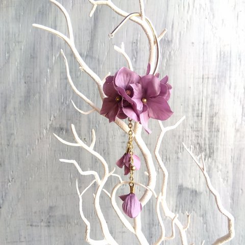 くすみカラーの紫陽花イヤーフック