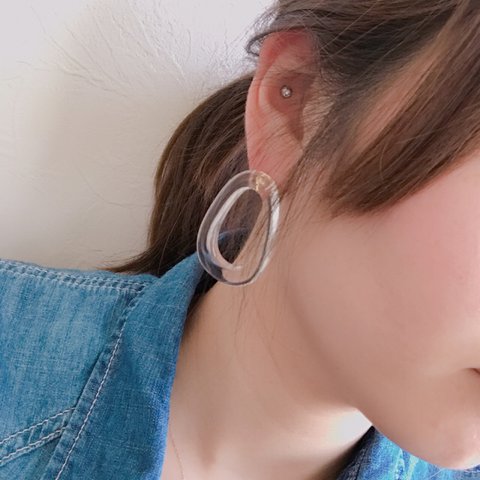 オーバルクリアピアス