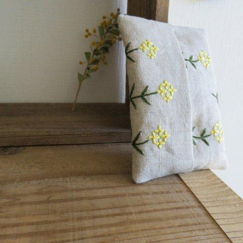 ポケットティッシュケース　きいろの花畑の刺繍