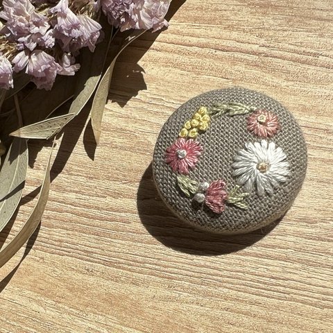 刺繍くるみボタン（ブローチ/ヘアゴム）